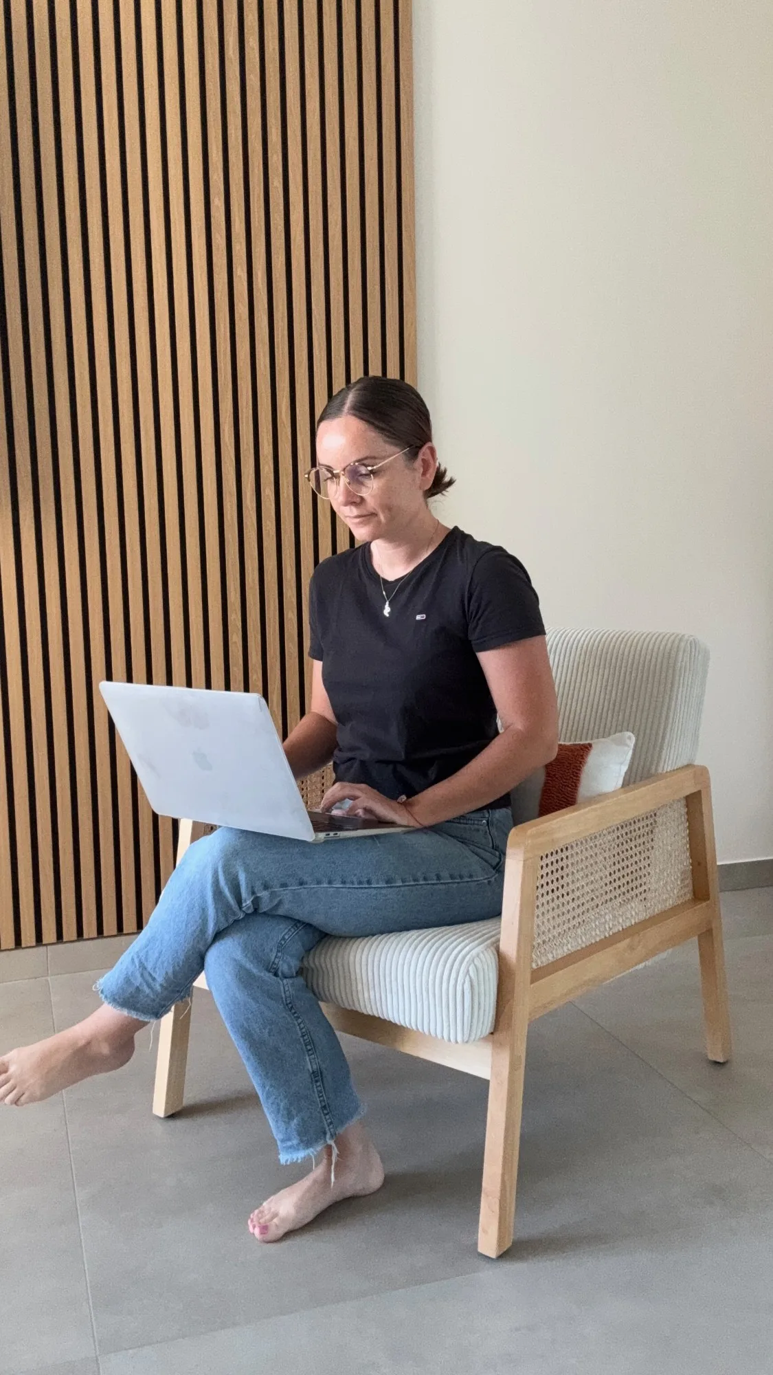 Marine, créatrice de sites web Lyweb, travaillant sur son ordinateur portable